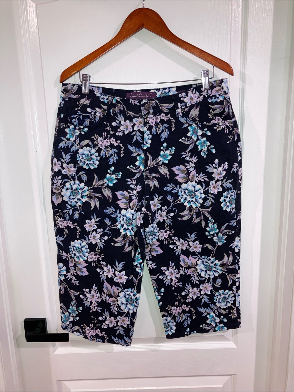Gloria Vanderbilt Blue & Purple Floral Capri Jeans - size 14